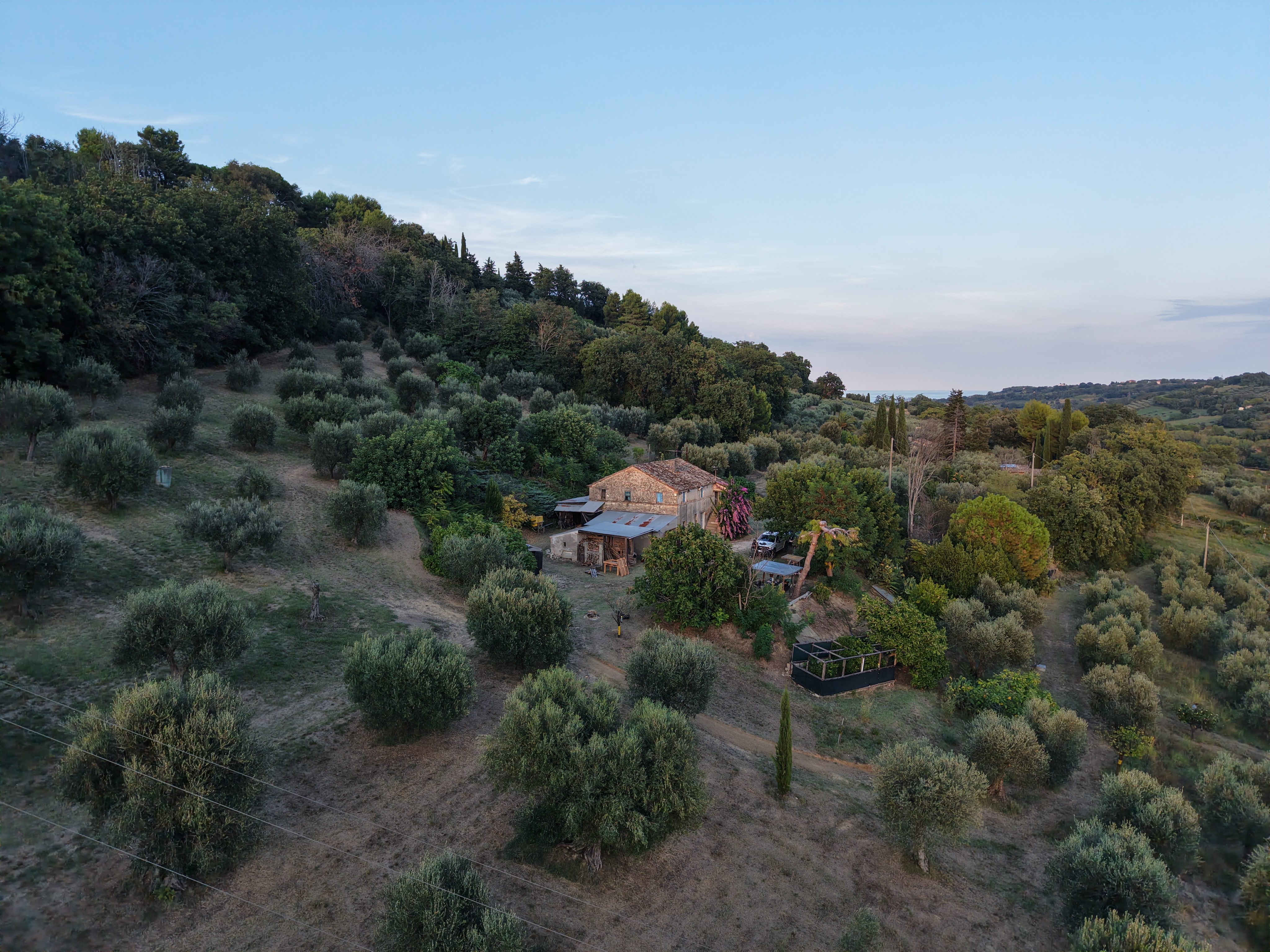 Colline marchigiane in primavera viste dall’alto durante una giornata di sole